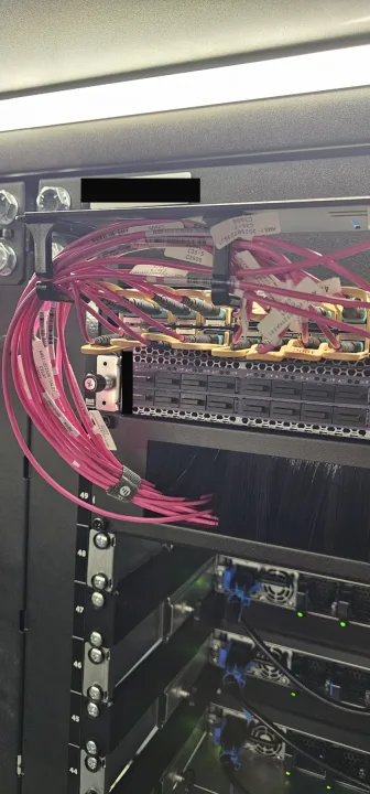 Before (Problem): Chaotic bundle, labels hidden and twisted, high risk of accidental disconnection and slow port troubleshooting.